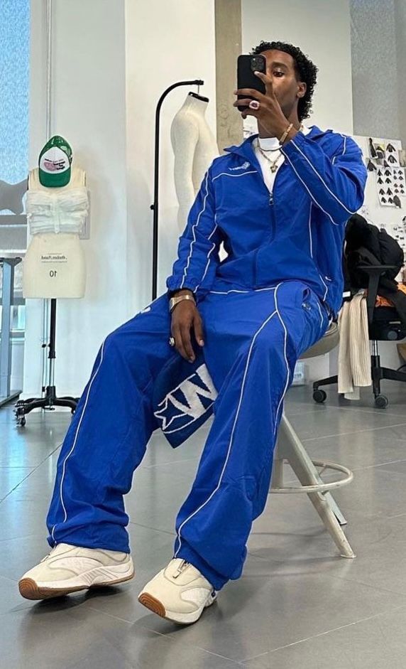 Tracksuit Icon